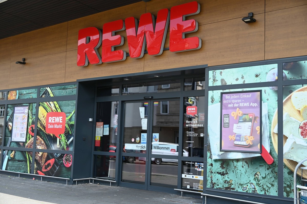 Eingang zu einer Filiale REWE Supermarkt *** Entrance to a REWE supermarket branch