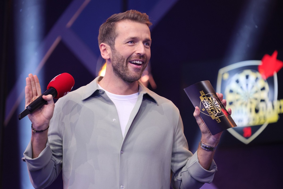 DUESSELDORF, GERMANY - JANUARY 05: TV host Christian Düren gestures during the Promi Darts WM 2025 at Maritim Hotel on January 05, 2025 in Duesseldorf, Germany. After the PDC Darts World Championships ...