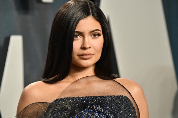 BEVERLY HILLS, CALIFORNIA - FEBRUARY 09: Kylie Jenner attends the 2020 Vanity Fair Oscar Party hosted by Radhika Jones at Wallis Annenberg Center for the Performing Arts on February 09, 2020 in Beverl ...