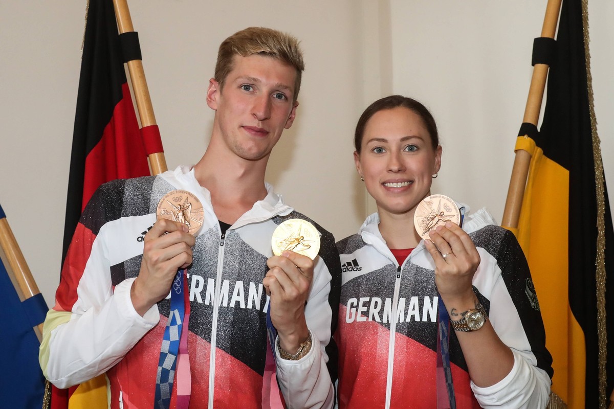 Olympiasieger Schwimmer Florian Wellbrock mit Freundin und Bronzemedaillengewinnerin Sarah K�hler - Empfang der Teilnehmer an den Olympischen Spielen in Tokio im Rathaus in Magdeburg *** Olympic champ ...