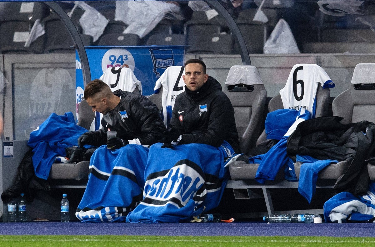 Fussball, Herren, Saison 2023/2024, 2. Bundesliga 13. Spieltag, Hertha BSC - Karlsruher SC, v. l. Peter Pekarik Hertha BSC, Torh�ter Marius Gersbeck Hertha BSC auf der Bank, 11.11. 2023, *** Soccer, M ...