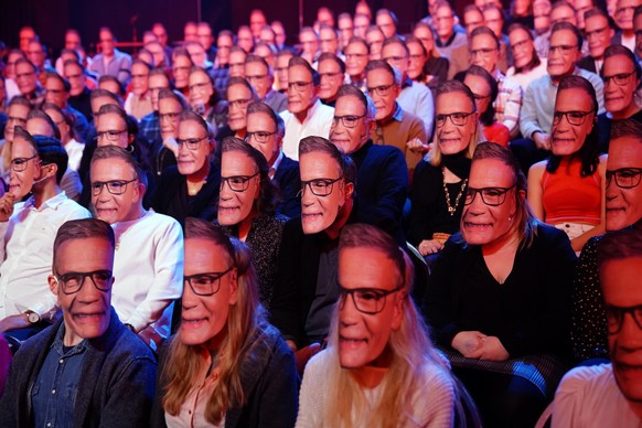 Das Publikum mit Günther-Jauch-Masken bei "Menschen, Bilder, Emotionen".