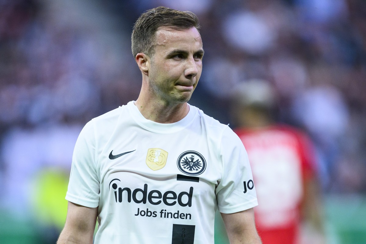 ARCHIV - 03.06.2023, Berlin: Fußball: DFB-Pokal, RB Leipzig - Eintracht Frankfurt, Finale, Olympiastadion. Frankfurts Mario Götze reagiert im Spiel. Ein Angebot aus Saudi-Arabien hat er nach eigenen A ...