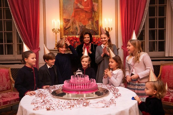 Königin Silvia von Schweden bei der Geburtstagsfeier mit ihren Enkelkindern.

Tårtkalas för Drottningen
Inför Drottningens 80-årsdag överraskade hennes barnbarn med ett tårtkalas på Kungl. Slottet.

P ...
