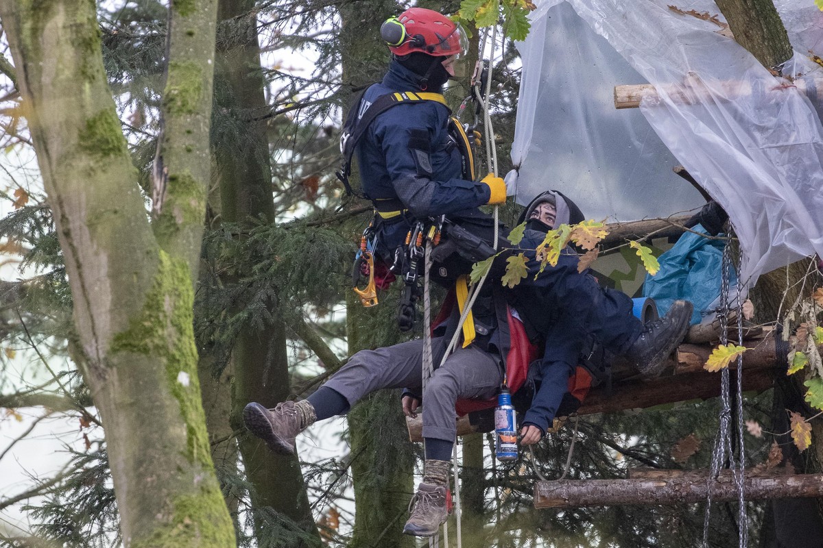 Eine Baumbesetzer wird von den Spezialkräften aus dem Baumhaus abgeseilt. Die Polizei hat mit der Räumung des besetzten Dannenröder Forsts begonnen, wo Aktivisten gegen den geplanten Ausbau der Autoba ...