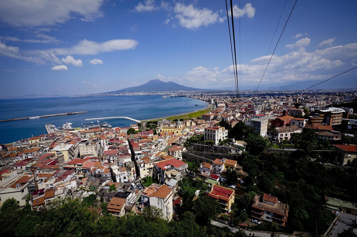 ARCHIV - 03.05.2016, Italien, Castellammare Di Stabia: Die Seilbahn am Monte Faito mit Blick auf den Golf von Neapel, wo sich ein Ungl
