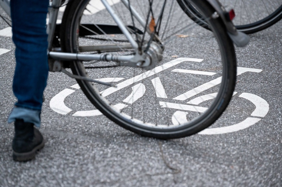 ARCHIV - 31.10.2021, Hamburg: Ein Fahrrad-Symbol ist auf der Fahrbahn einer Stra