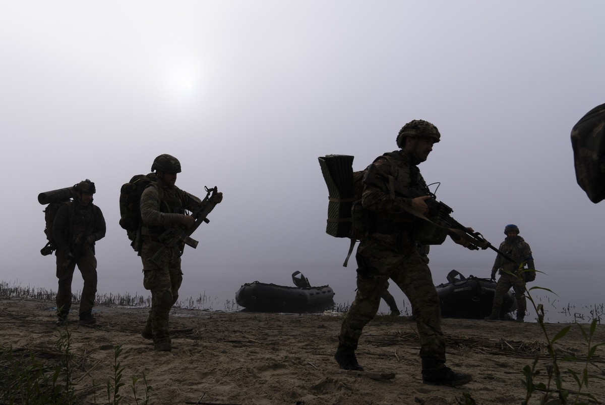 15.10.2023, Ukraine, Cherson: Ukrainische Soldaten gehen am Ufer des Flusses Dnipro, nachdem sie an der Frontlinie nahe Cherson ein Boot verlassen haben. Foto: Mstyslav Chernov/AP/dpa +++ dpa-Bildfunk ...