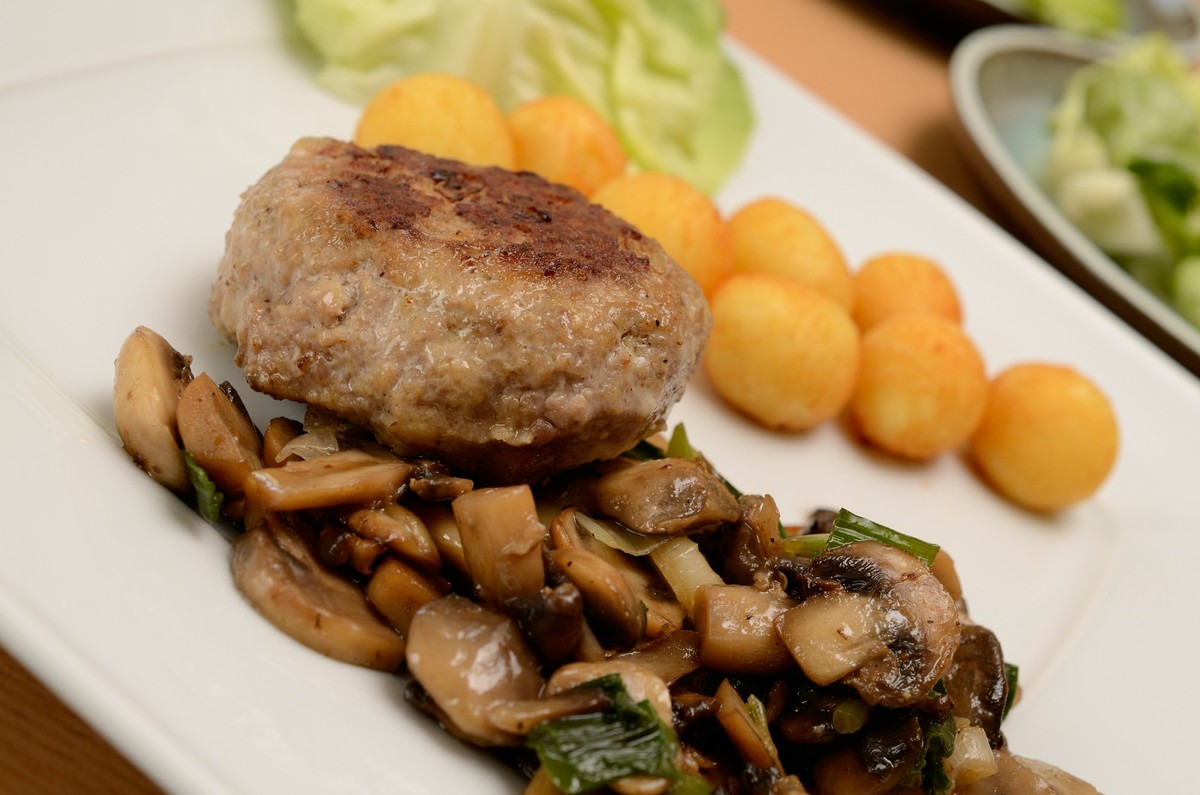 Spicy burger, Burger with mushrooms and spicy potatoes, Burger with mushrooms and spicy potatoes, 04.12.2014, Copyright: xb.Artex Panthermedia13106050.jpg