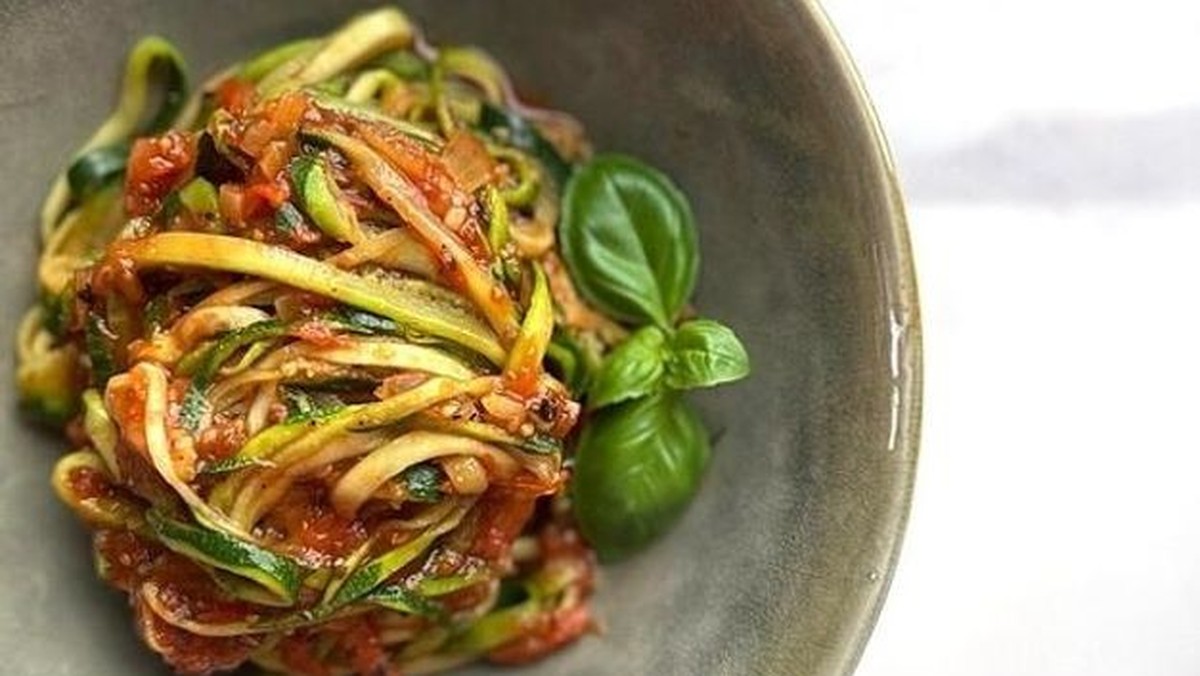 Schmeckt auch vegan: Selbstgemachte Zucchini-Nudeln mit Tomaten