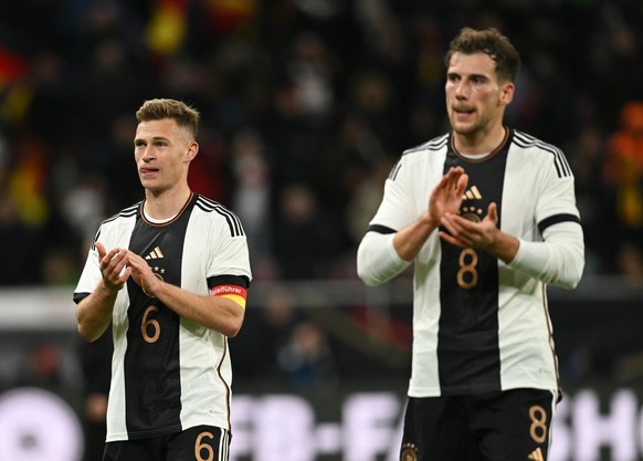 25.03.2023, Rheinland-Pfalz, Mainz: Fu�ball: L�nderspiele, Deutschland - Peru, Mewa Arena. Deutschlands Joshua Kimmich (l) und Leon Goretzka applaudieren nach dem Spiel den Fans. Foto: Arne Dedert/dpa ...