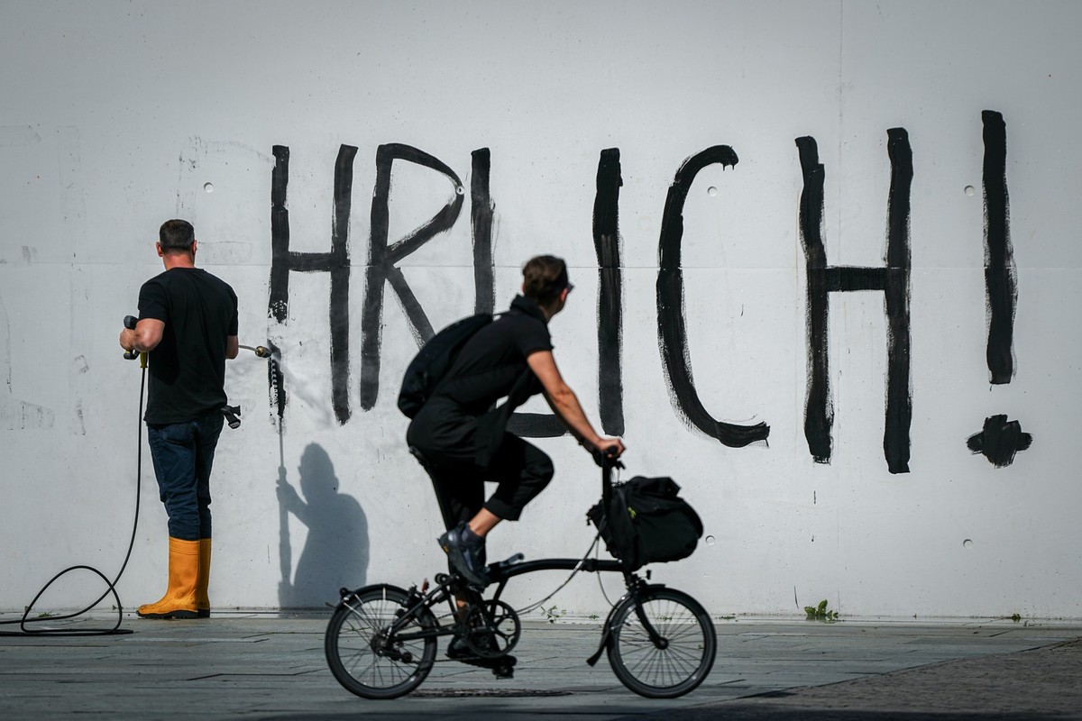 06.06.2024, Berlin: Der Schriftzug &quot;Sei Ehrlich!&quot; wird nach einer Protestaktion der Umweltschutzaktivisten der Letzten Generation vom Kanzleramt entfernt. Foto: Kay Nietfeld/dpa +++ dpa-Bild ...