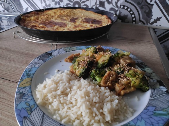 Den Kartoffelkuchen lasse ich stehen, stattdessen gibt's wieder Brokkoli und Seitan – schmeckt auch noch an Tag 2.