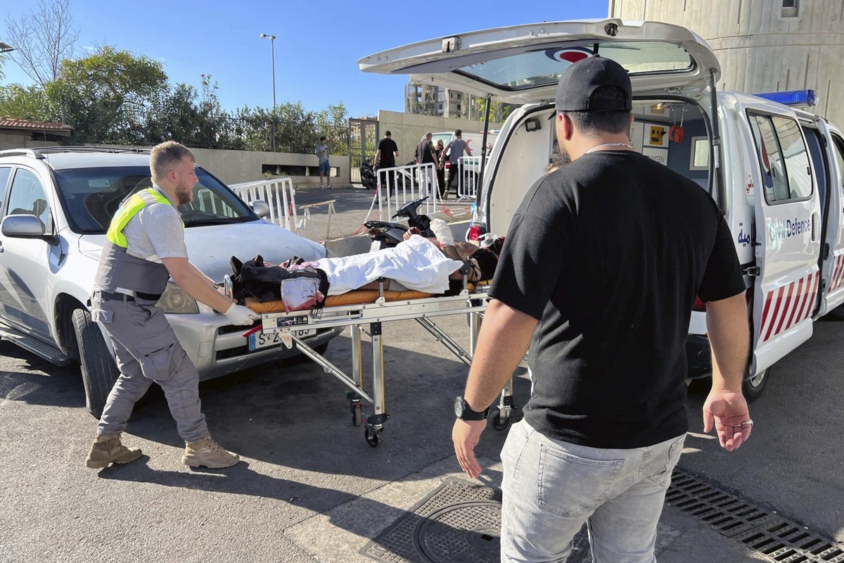 17.09.2024, Libanon, Beirut: Ersthelfer des Zivilschutzes bringen einen verletzten Mann, dessen tragbarer Pager explodiert ist, ins al-Zahraa-Krankenhaus. Bei einem mutmaßlich koordinierten Angriff im ...