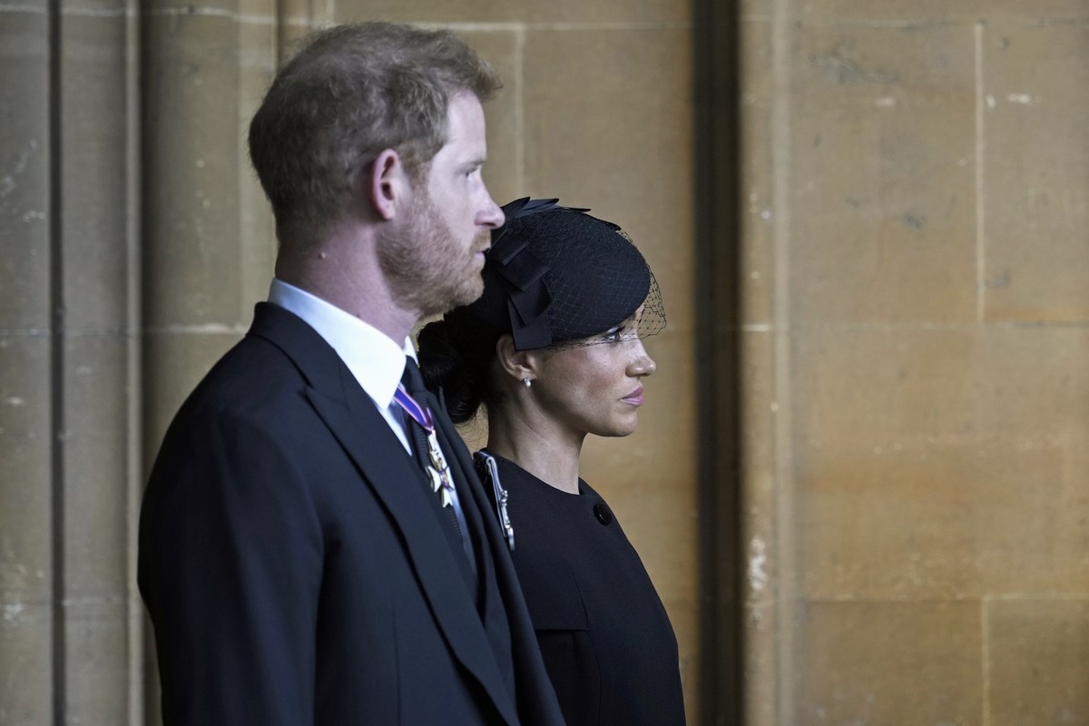 14.09.2022, Gro�britannien, London: Prinz Harry, Herzog von Sussex, und Meghan, Herzogin von Sussex, erweisen K�nigin Elizabeth II. in der Westminster Hall die letzte Ehre. Die K�nigin wird vier Tage  ...