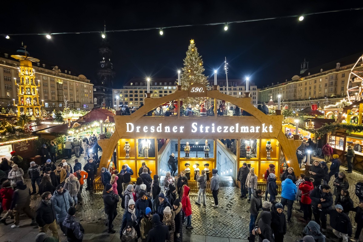 590. Dresdner Striezelmarkt Der Dresdner Striezelmarkt ist ein Weihnachtsmarkt in Dresden. Er wird seit 1434 im Advent meistens auf dem Altmarkt veranstaltet und zieht jährlich durchschnittlich rund z ...