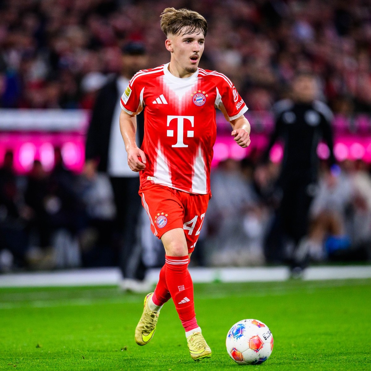 ARCHIV - 01.11.2025, Bayern, München: Fußball: Bundesliga, Bayern München - Bayer Leverkusen, 9. Spieltag, Allianz Arena. Lennart Karl (Bayern München) in Aktion. (zu dpa: «U21 statt Nationalteam: Bay ...