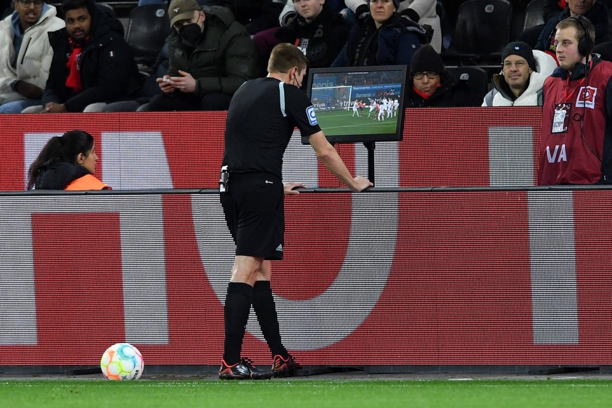 Fußball 1. Bundesliga 21. Spieltag Bayer 04 Leverkusen - 1. FSV Mainz 05 am 19.02.2023 in der BayArena in Leverkusen FIFA-Schiedsrichter Robert Schröder beim Video Assist / Videobeweis / VAR DFL regul ...