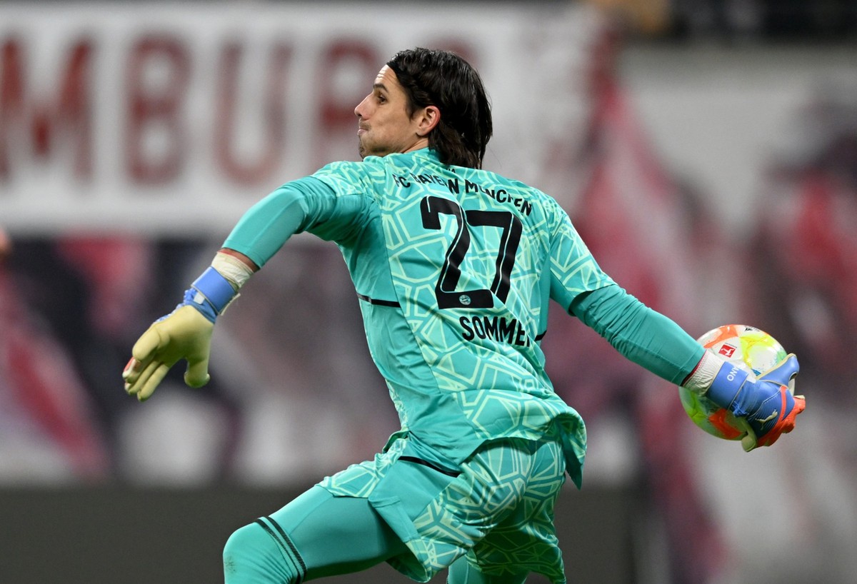 20.01.2023, Sachsen, Leipzig: Fu�ball, Bundesliga, RB Leipzig - FC Bayern M�nchen, 16. Spieltag, Red Bull Arena. M�nchens Torwart Yann Sommer wirft den Ball ab. WICHTIGER HINWEIS: Gem�� den Vorgaben d ...