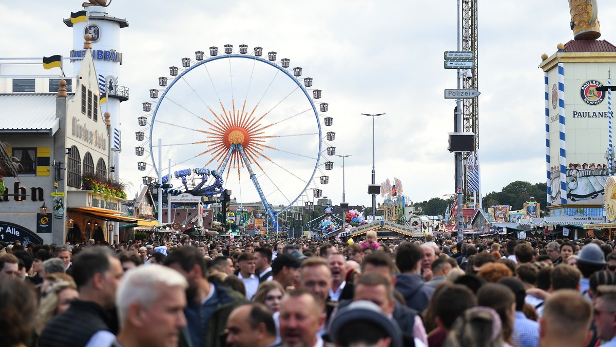 27.09.2025, Bayern, München: Unzählige Besucher drängen sich auf dem Oktoberfest vor dem Riesenrad. Die 190. Wiesn findet vom 20. September bis 05. Oktober 2025 auf der Münchner Theresienwiese statt.  ...