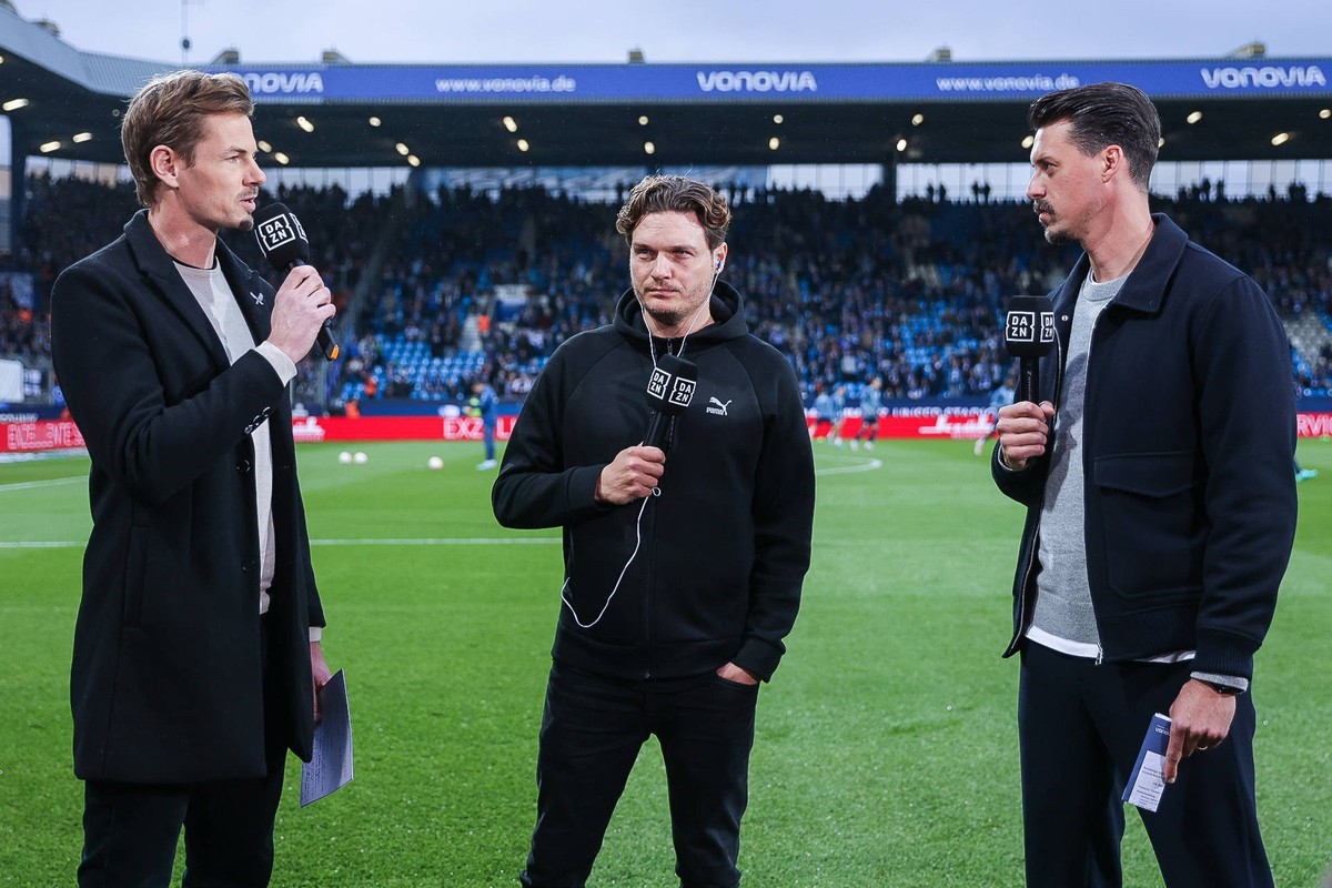 28.04.2023, Fussball, Saison 2022/2023, 1. Bundesliga, 30. Spieltag, VfL Bochum 1848 - Borussia Dortmund, v. l. Alex Schlüter DAZN, Cheftrainer Edin Terzic Borussia Dortmund, Sandro Wagner DAZN, Bochu ...