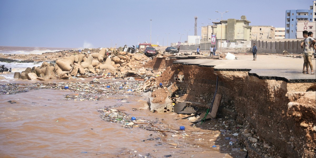 11.09.2023, Libyen, Darna: Auf diesem von der libyschen Regierung zur Verfügung gestellten Bild ist eine Küstenstraße nach schweren Überschwemmungen in Darna, Libyen, eingestürzt. Der Mittelmeersturm  ...