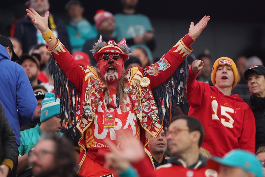 Sport Bilder des Tages Begeisterter Kansas City Chiefs Fan, Kansas City Chiefs - Miami Dolphins , NFL, American Football Herren, USA German Games 2023 Frankfurt, American Football, 05.11.2023, - *** E ...