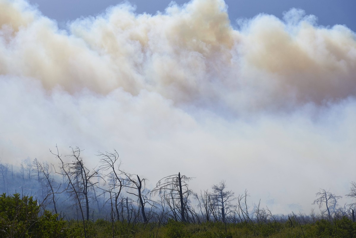 June 29, 2024, Athens, Greece: A large wildfire burns Katsimidi, an area in the mountain of Parnitha. A huge number of firefighting vehicles, aircrafts and helicopters were mobilized to constrain a wi ...