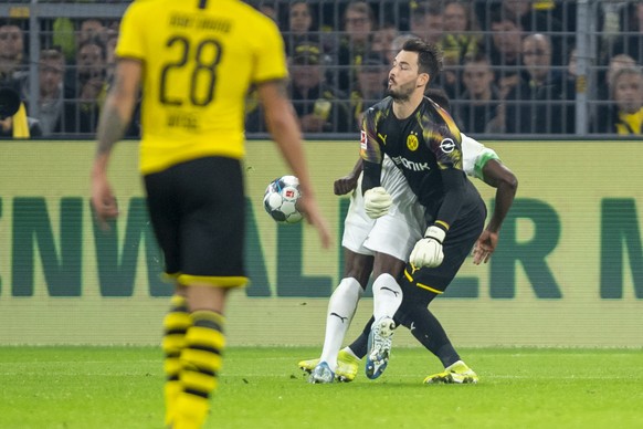 Kein Foul: Auch das zweite Schweizer Duell gegen Embolo gewann der BVB-Keeper.