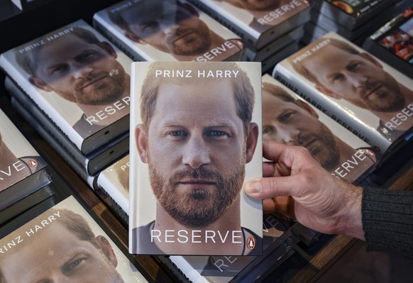 10.01.2023, Berlin: «Reserve», die Biografie von Prinz Harry liegt im Kulturkaufhaus Dussmann zum Verkauf bereit. Die Memoiren von Prinz Harry stürmen die deutschen Buch-Charts. Wenige Tage nach dem E ...