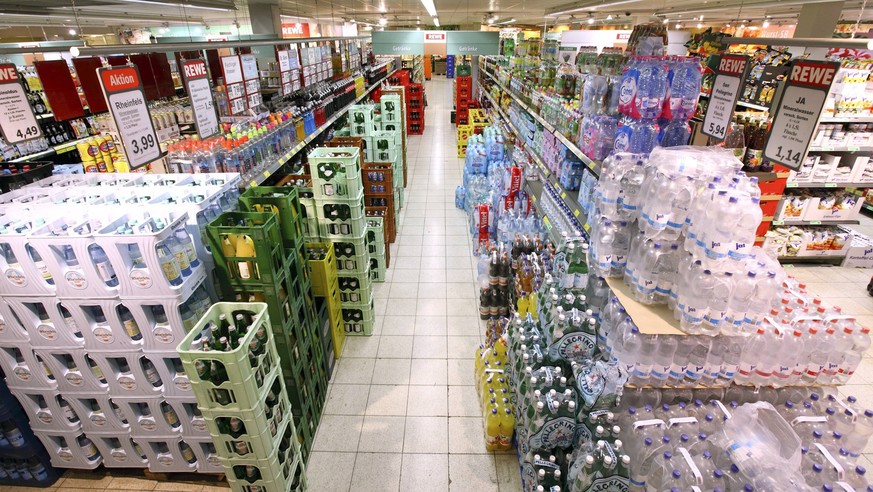 Bildnummer: 58238183 Datum: 17.04.2012 Copyright: imago/Jochen Tack
Getraenkeabteilung, nicht alkoholische Getränke, Mineralwasser. Grosser Supermarkt, Selbstbedienung. Deutschland, Europa. Wirtschaft ...