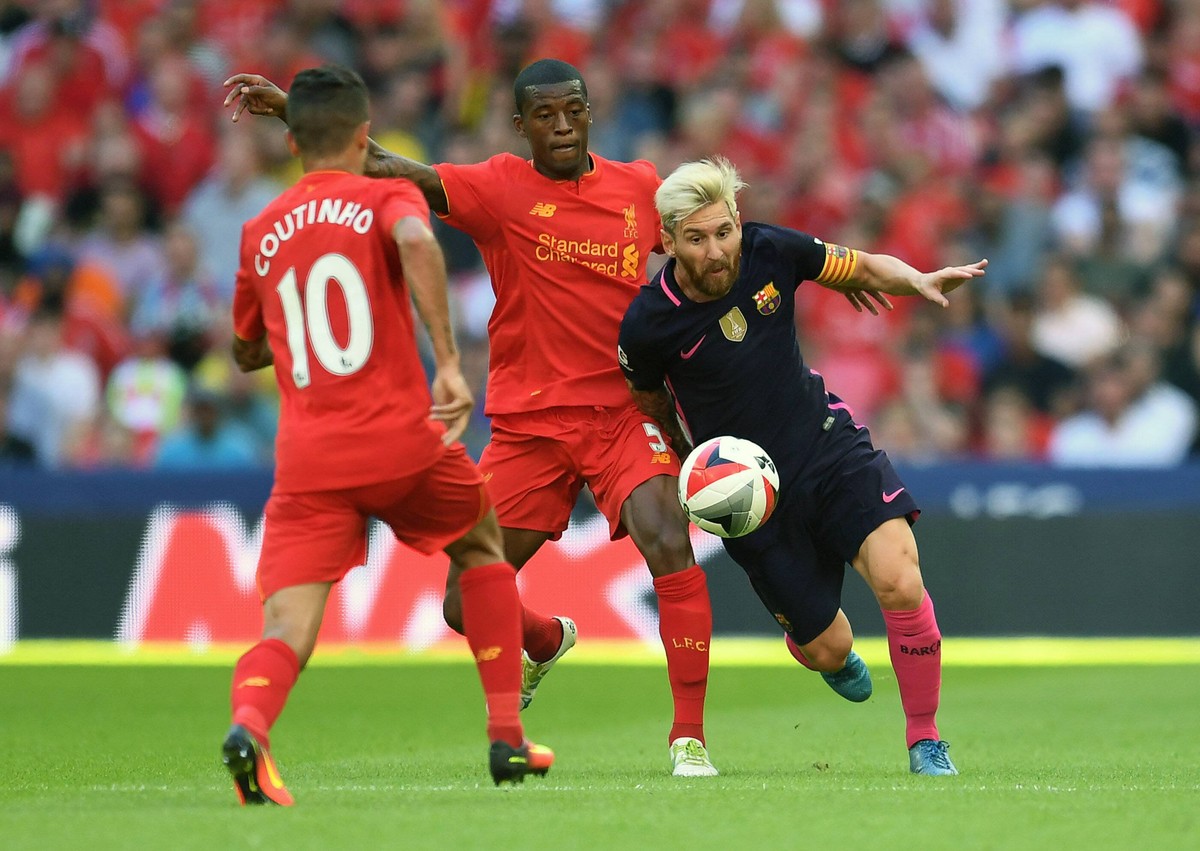 06.08.2016, Wembley Stadium, London, ENG, Testspiel, FC Liverpool vs FC Barcelona Barca im Bild Gerogino Wijnaldum of Liverpool and Lionel Messi of FC Barcelona // Gerogino Wijnaldum of Liverpool and  ...