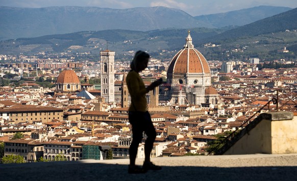 Blick auf Florenz mit der Kuppel der Kathedrale Santa Maria del Fiore in der Altstadt.