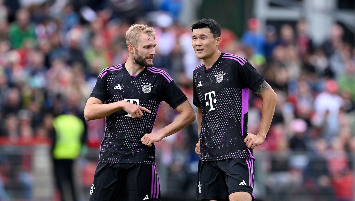 FUSSBALL INTERNATIONAL TESTSPIEL 07.08.2023 in Unterhaching FC Bayern Muenchen - AS Monaco Konrad Laimer mit Min-Jae Kim v. li., FC Bayern Muenchen *** FUSSBALL INTERNATIONAL TESTSPIEL 07 08 2023 in U ...