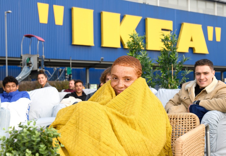 Hier warten Fans vor einem Ikea in Großbritannien