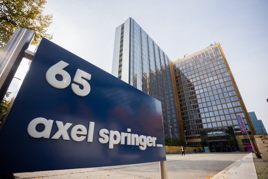 ARCHIV - 19.10.2021, Berlin: Das Axel-Springer-Hochhaus, in dem sich die Redaktion der Boulevardzeitung «Bild» befindet. Der Medienkonzern Axel Springer streicht bei seinen Marken «Bild» und «Welt» St ...