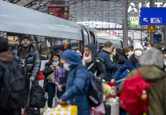 23.12.2022, Berlin: Zahlreiche Reisende steigen am Hauptbahnhof in einen ICE-Zug der Deutschen Bahn. Foto: Monika Skolimowska/dpa +++ dpa-Bildfunk +++