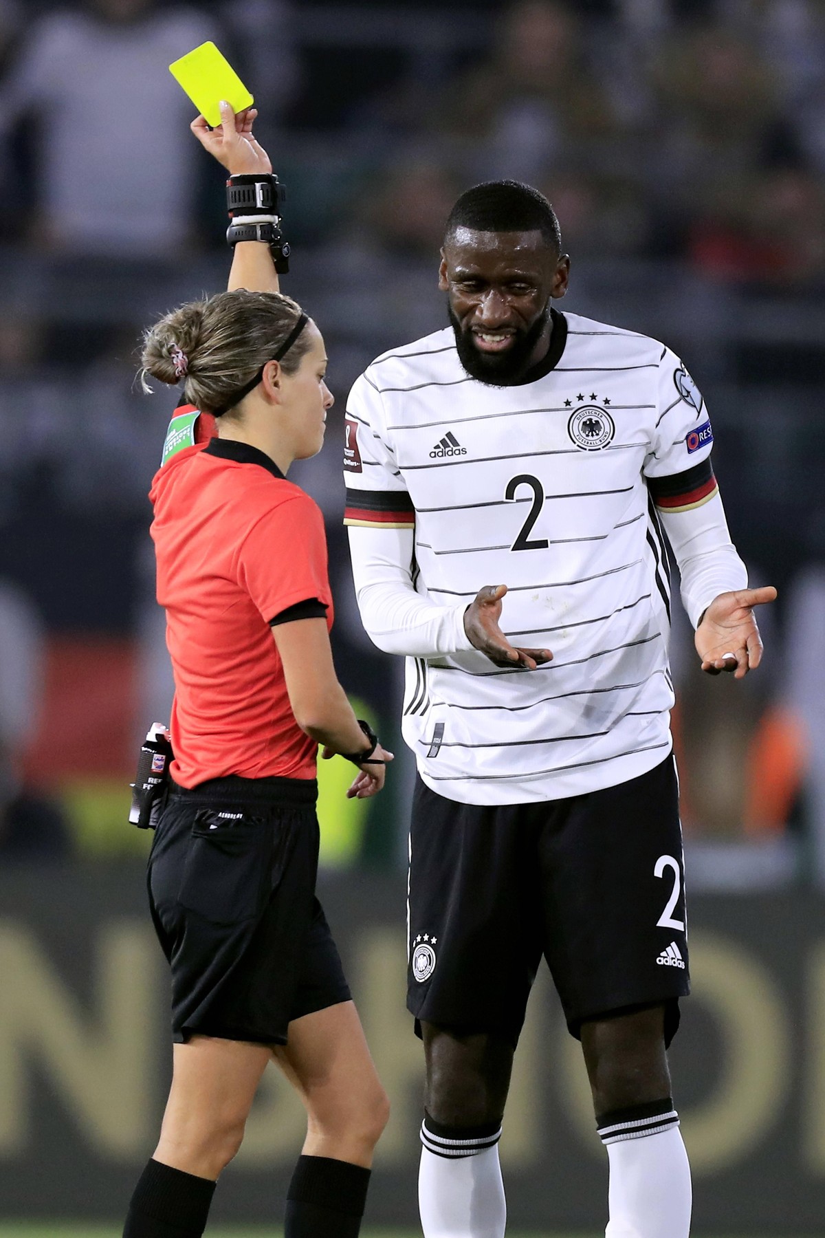 Martincic zeigt Deutschland-Verteidige Antonio Rüdiger die Gelbe Karte.