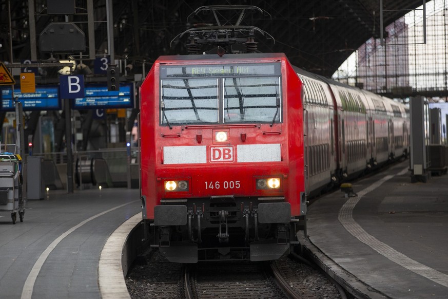 ARCHIV - 01.05.2023, Nrw, Köln: Ein Regionalzug fährt in den Kölner Hauptbahnhof ein. Die Tarifverhandlungen bei der Deutschen Bahn (DB) werden am Mittwoch in Berlin fortgesetzt Foto: Thomas Banneyer/ ...