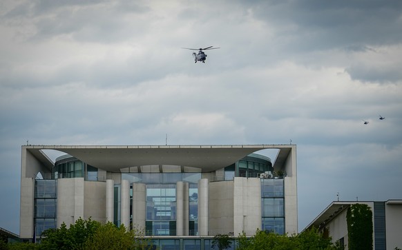14.05.2023, Berlin: Die Hubschrauber starten am Bundeskanzleramt. Der ukrainische Präsident Selenskyj ist erstmals seit dem russischen Angriff auf die Ukraine anlässlich der Verleihung des Karlspreise ...