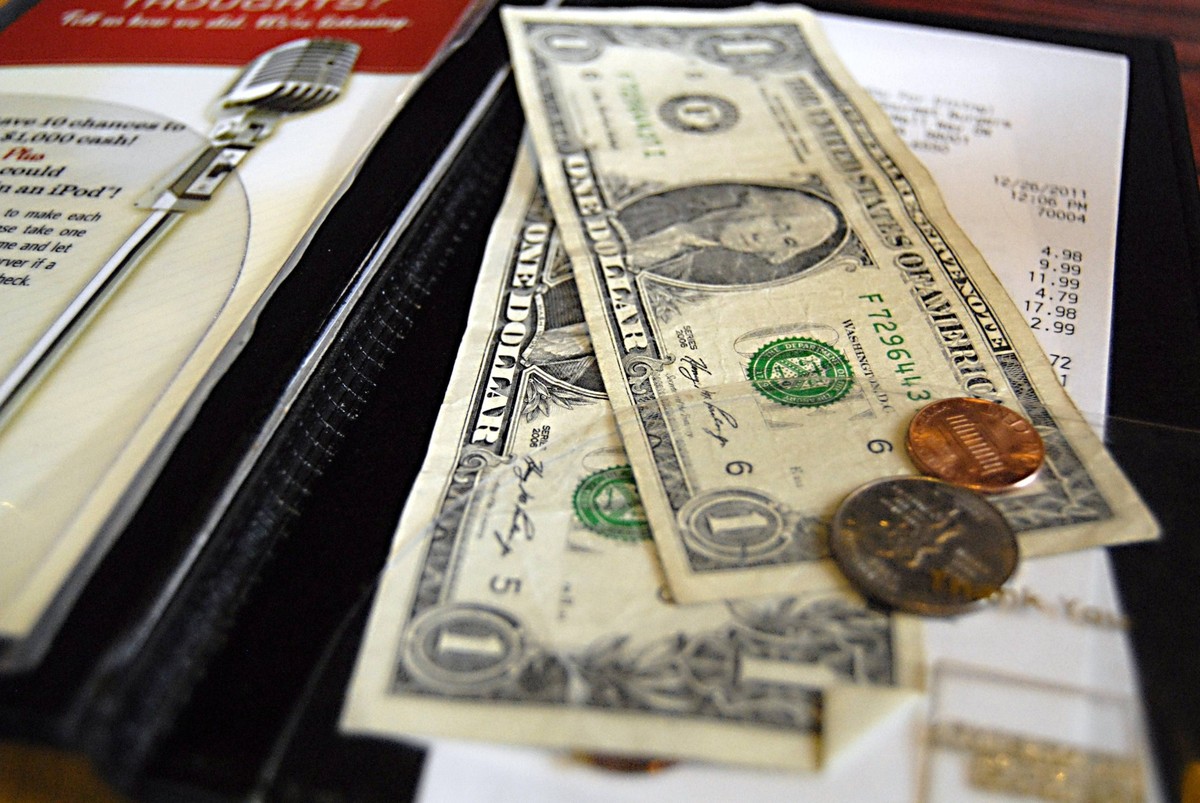 Bildnummer: 56788062 Datum: 26.12.2011 Copyright: imago/Dean Pictures
USA/WASHINGTON STATE/AUBURN Quittung und Trinkgeld in einem Restaurant. PUBLICATIONxNOTxINxDEN Wirtschaft Gastronomie Rechnung be ...