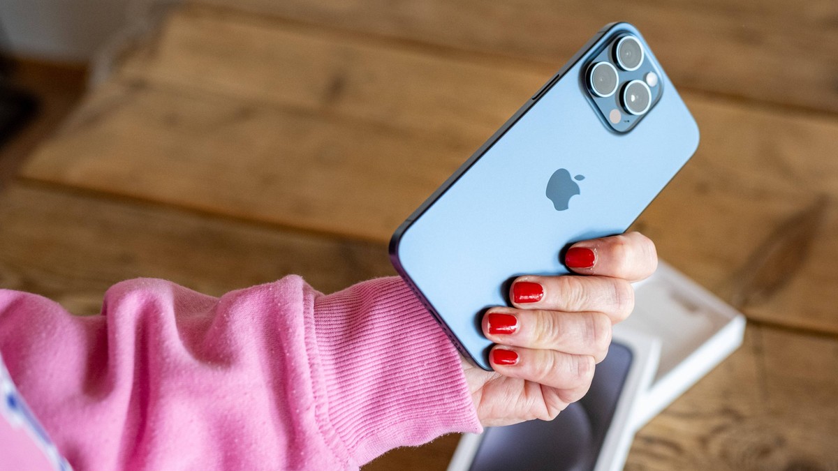 Freude beim Auspacken des neuen iPhone 15 Pro Max 16.02.24, Selters: Symbolfoto, Illustrationsbild, Symbolbild, Illustrationsfoto Freude beim Auspacken des neuen iPhone 15 Pro Max Eine Frau öffnet ein ...