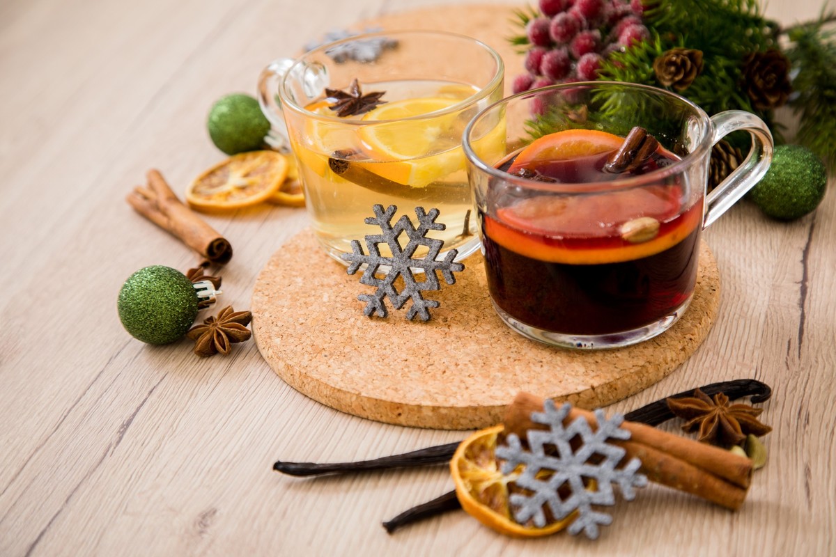 ILLUSTRATION - Beim Glühwein-Test der Zeitschrift «Öko-Test» schneiden die Produkte von vier Herstellern «sehr gut» ab. Foto: Christin Klose/dpa-tmn - Honorarfrei nur für Bezieher des dpa-Themendienst ...