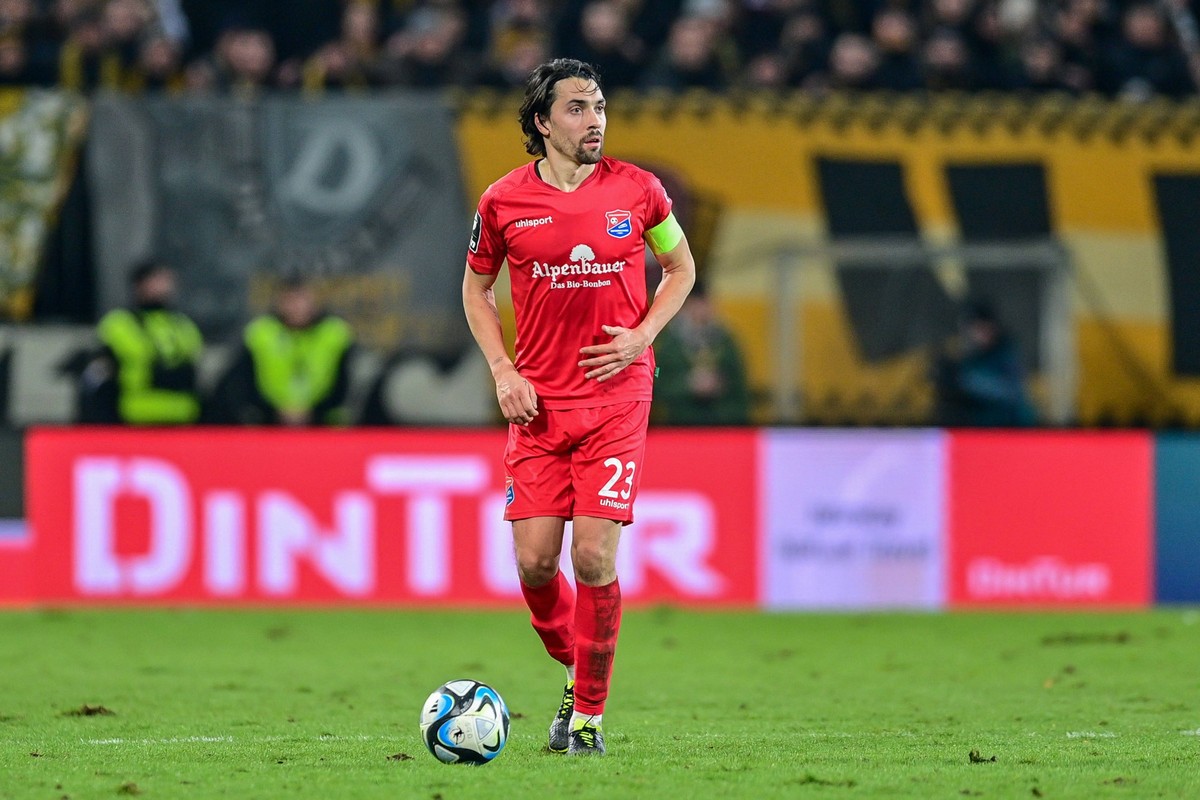 Markus Schwabl Unterhaching, 23 am Ball, Freisteller, Ganzkörper, Einzelbild, Aktion, Action, 10.12.2023, Dresden Deutschland, Fussball, 3. Liga, SG Dynamo Dresden - SpVgg Unterhaching, DFB/DFL REGULA ...