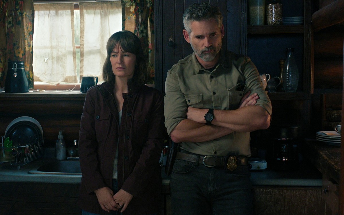 Untamed. (L to R) Rosemarie DeWitt as Jill Bodwin, Eric Bana as Kyle Turner in episode 101 of Untamed. Cr. Courtesy of Netflix © 2025