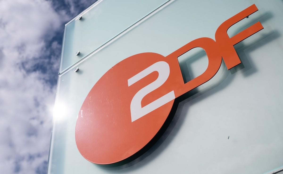 ARCHIV - 16.09.2022, Rheinland-Pfalz, Mainz: Logo des ZDF am Sendezentrum des Zweiten Deutschen Fernsehens. (zu dpa: