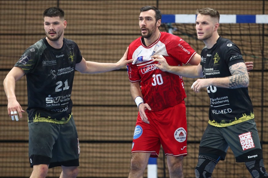 21.12.2022, xtgx, Handball, DHB Pokal, HC Elbflorenz Dresden - TBV Lemgo, emspor v.l. Philip Jungemann Dresden, 21, Gedeon Guardiola Lemgo, 30, Nils Kretschmer Dresden, 20 Zweikampf, Duell, Kampf, tac ...