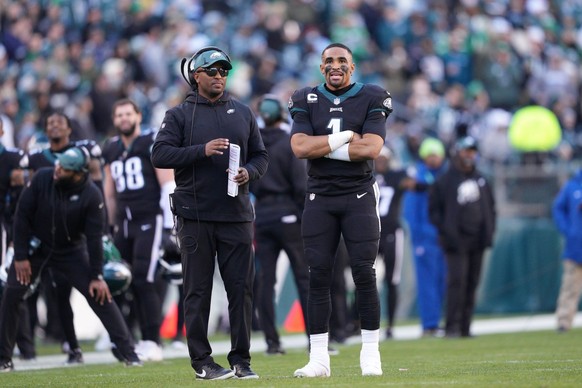 Philadelphia-Quarterback Jalen Hurts (r.) mit Quarterback-Coach Brian Johnson.