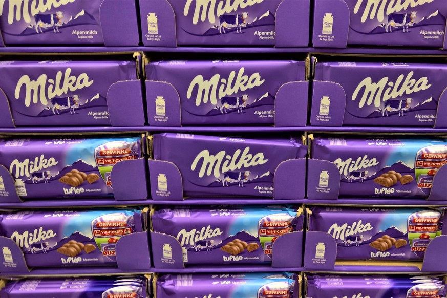 Milka Schokolade im Supermarkt-Regal *** Milka chocolate on the supermarket shelf