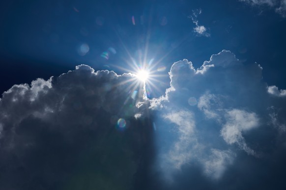 ARCHIV - 11.07.2024, Berlin: Die Sonne scheint am Rand von dunklen Wolken. (zu dpa: �Sonne-Wolken-Mix am Mittwoch in Berlin und Brandenburg�) Foto: Annette Riedl/dpa +++ dpa-Bildfunk +++